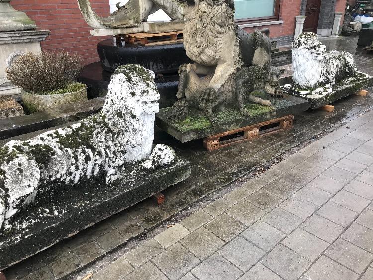 PAIR CONCRETE LIONS 