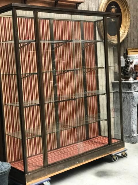 Glass vitrine 