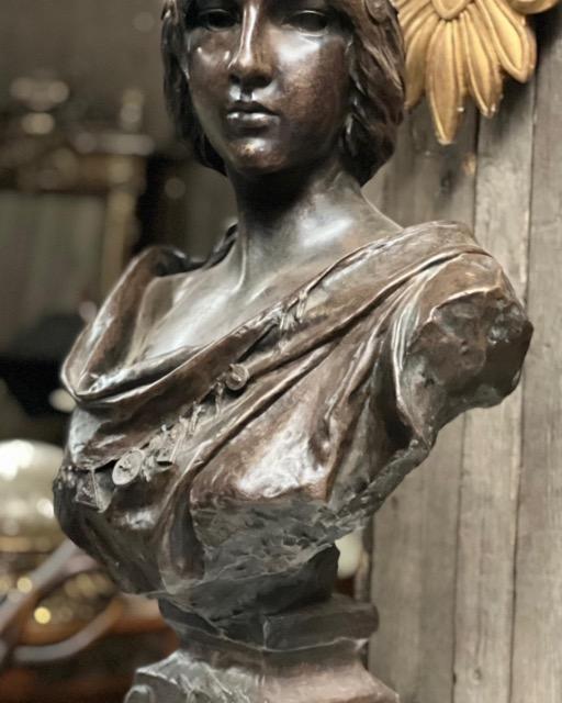 Bronze statue “villanis” 