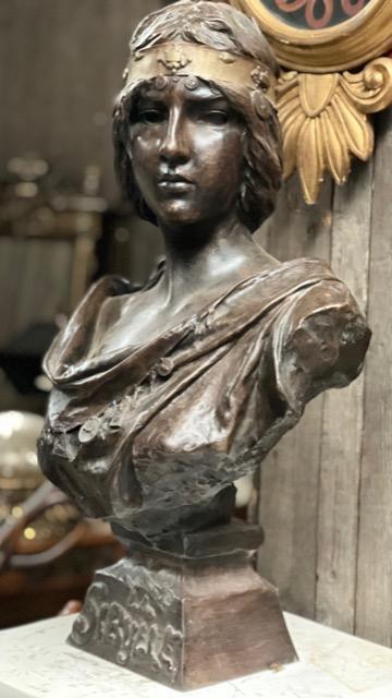 Bronze statue “villanis” 