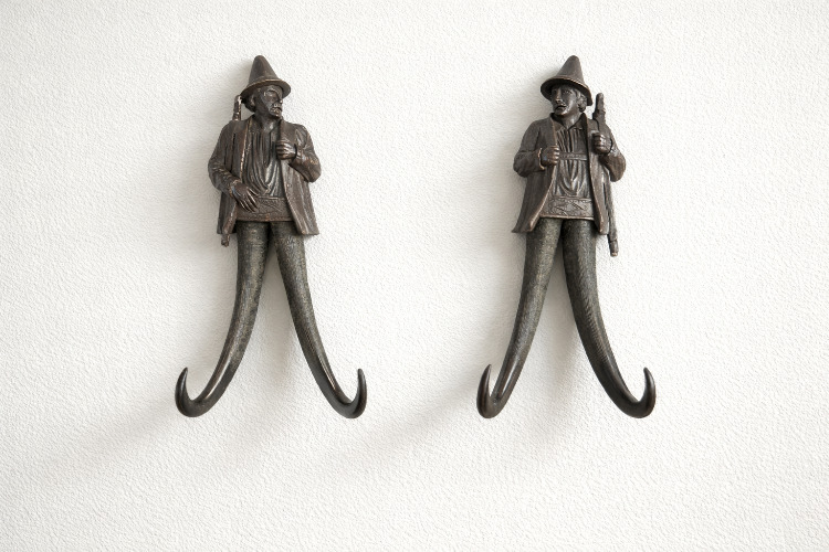 PAIR BLACKFOREST HOOKS 